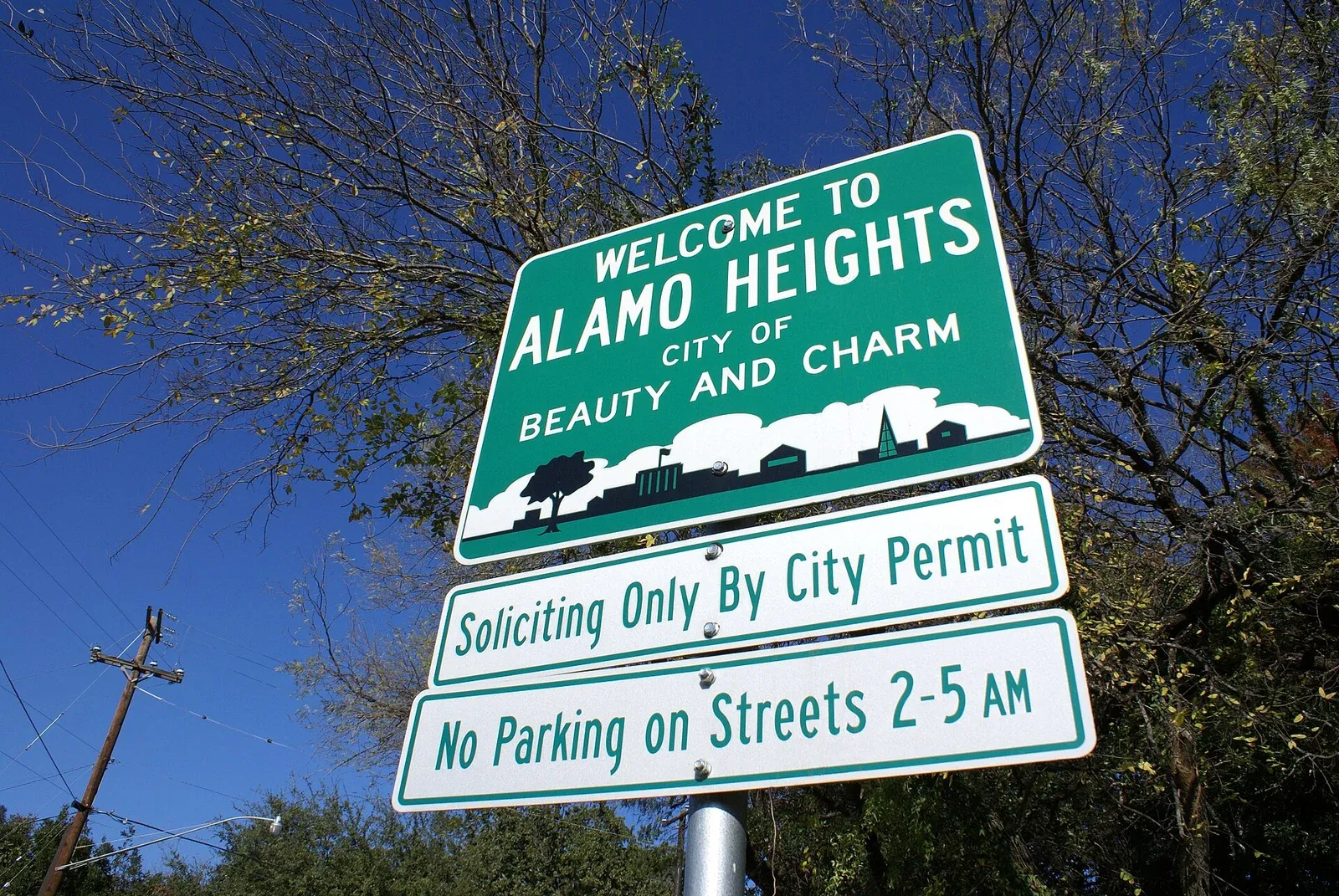 The welcome sign for Alamo Heights, Texas.