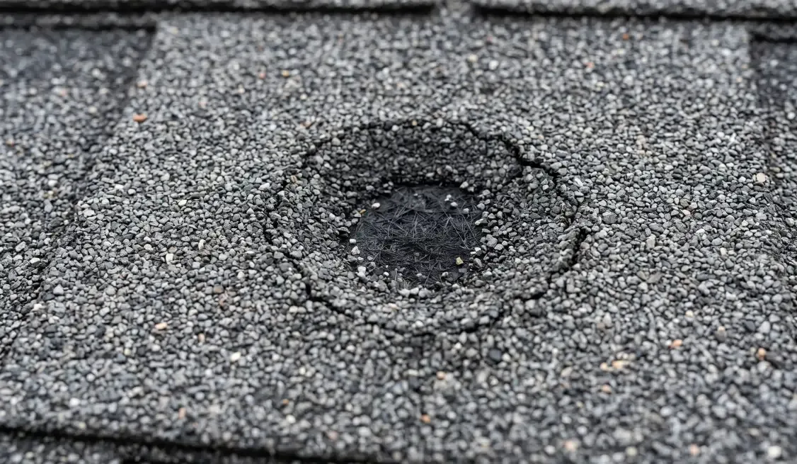 Shingle surface with missing granules