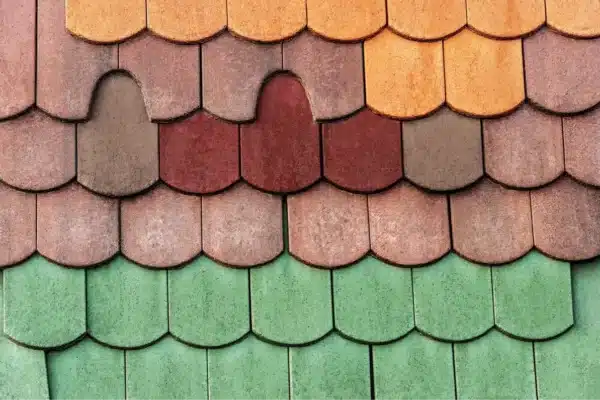 Roof with different shingle colors